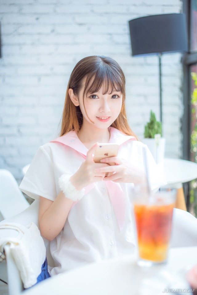 “也对。”庞统点点头：“既然刘将军执意强辩，统也不与你争论，就当你所言是对的，那就说说下一个话题，两国交锋，不斩来使，庞某此来，一路拜关而入，依足了礼数，如今还未开口，刘将军却直接将我拿下，难道这蜀中之地，与我中原大地待客之道有所不同？”
